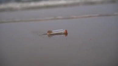 海水海浪海边漂流瓶放风筝夕阳美景视频的预览图